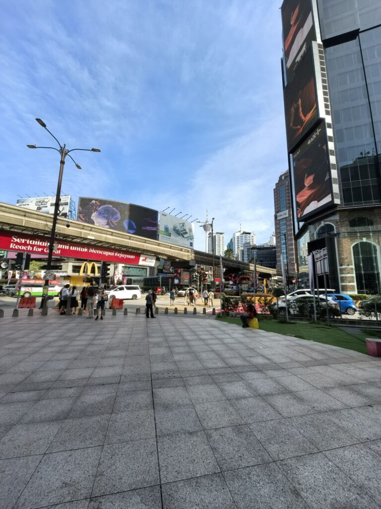Huawei Pura 70 Pro Review - ultrawide angle daytime